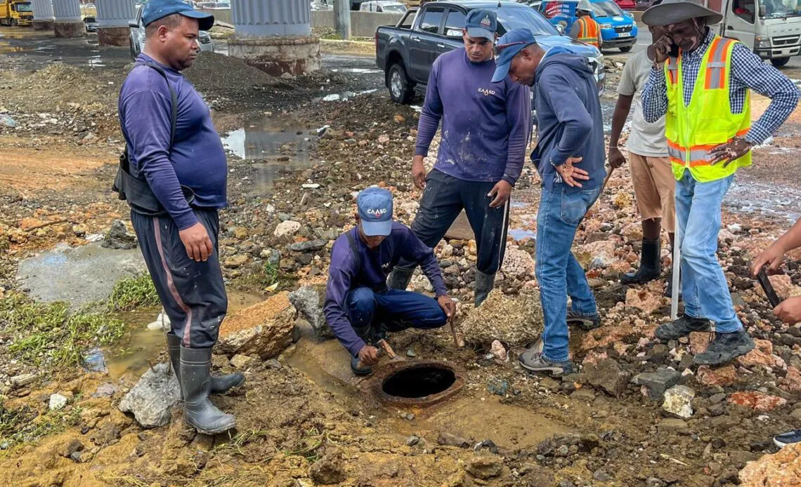 CAASD-trabaja-en-correccion-de-averia-en-metro-del-km-9-de-autopista-Duarte-1140x694