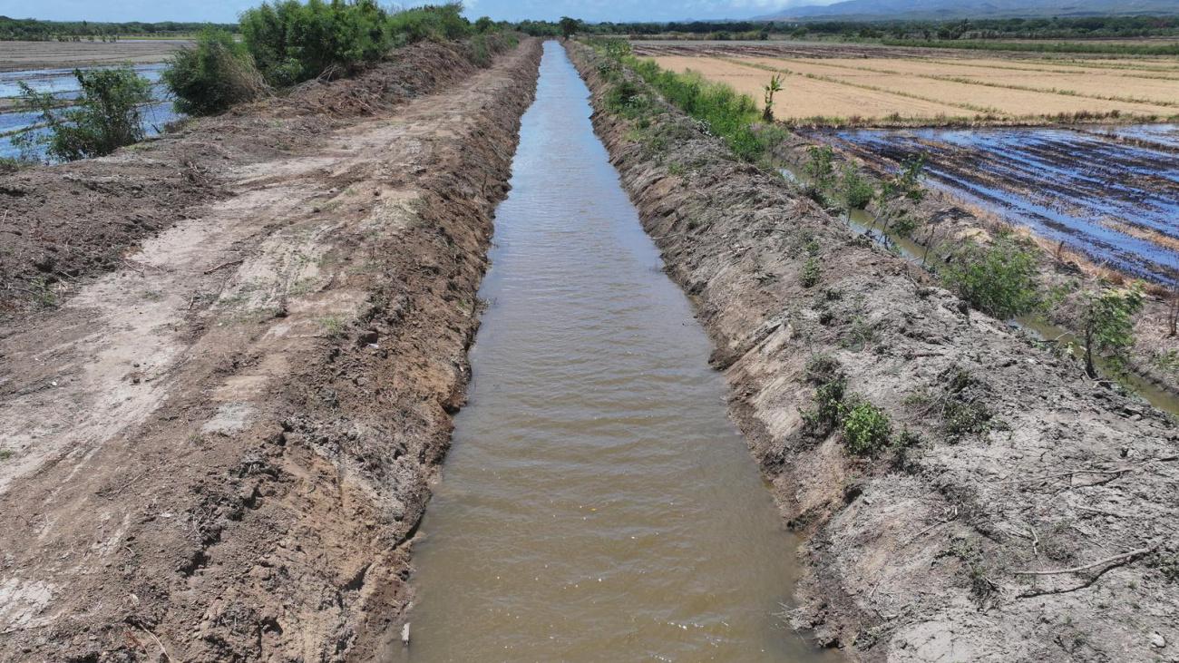 Foto 3. INDRHI impulsa hacia la conversión de canales en tierra por hormigón.