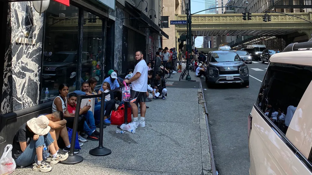 migrantes-afuera-de-hotel-roosevelt-en-nueva-york