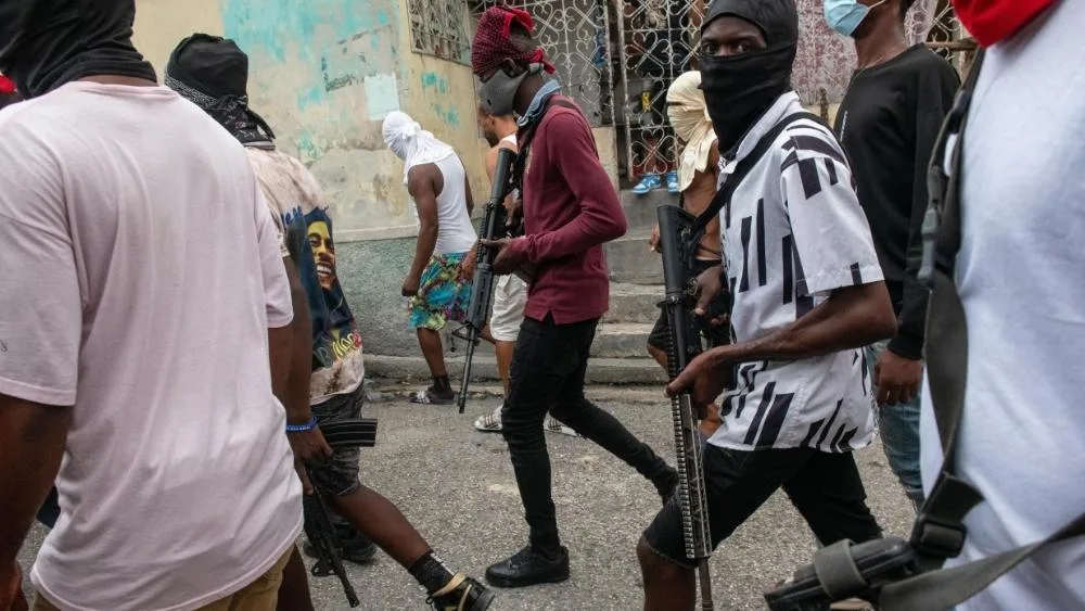 miembros-de-bandas-armadas-vigilan-una-calle
