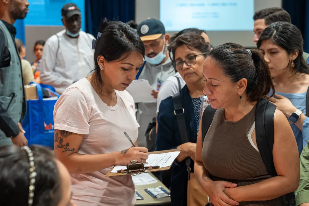 migrantes-en-nueva-york-buscan-orientacion-en-el-complejo-camino-a-la-legalidad-2