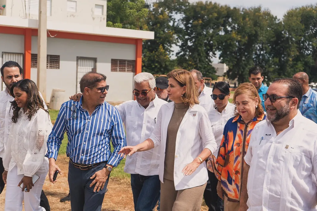 En apoyo al programa de mayor contenido social y humanitario, que desarrolla el presidente Luis Abinader, el director de @dgbnrdo y @cea_rd, Dr. Rafael A. Burgos Gómez acompañó a la vice presidenta Raquel Peña, en o