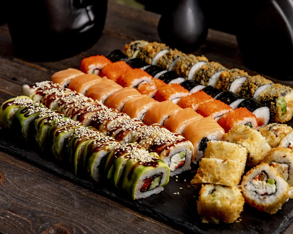 sushi-set-hot-rolls-aguacate-california-y-rollos-de-salmon-0f16be36