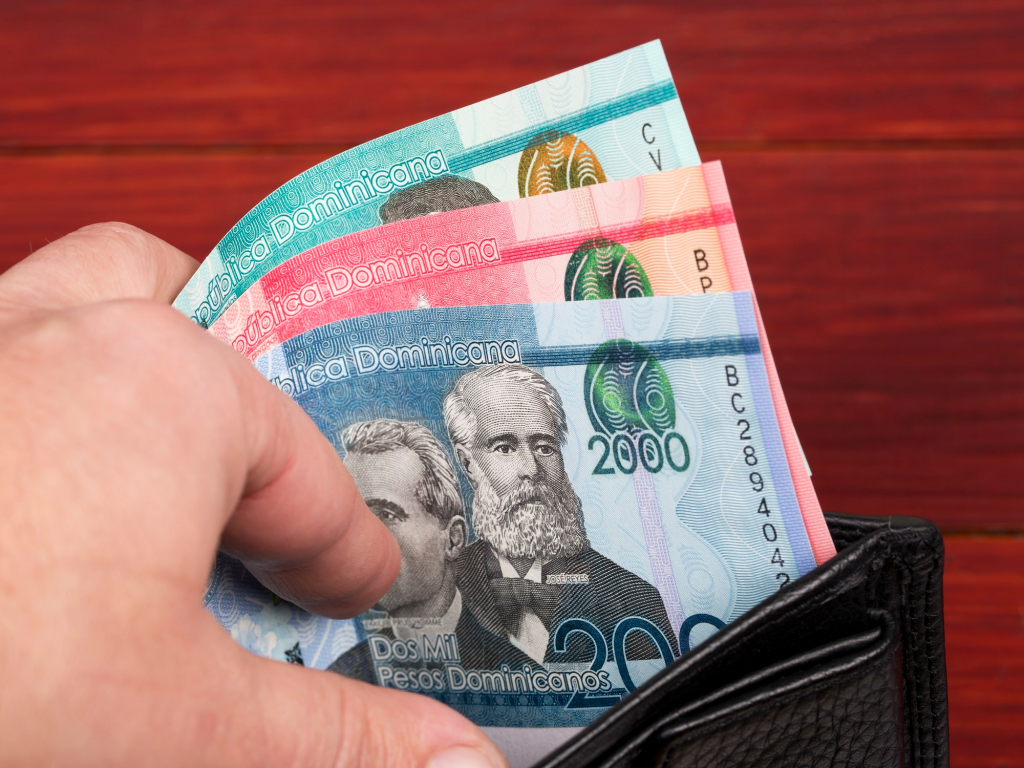dominican-money-in-the-black-wallet-1024x768