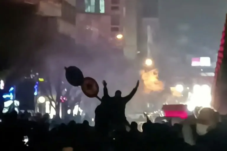 Captura-de-un-video-publicado-en-redes-sociales-el-8-de-enero-de-2026-de-una-manifestacion-en-Teheran