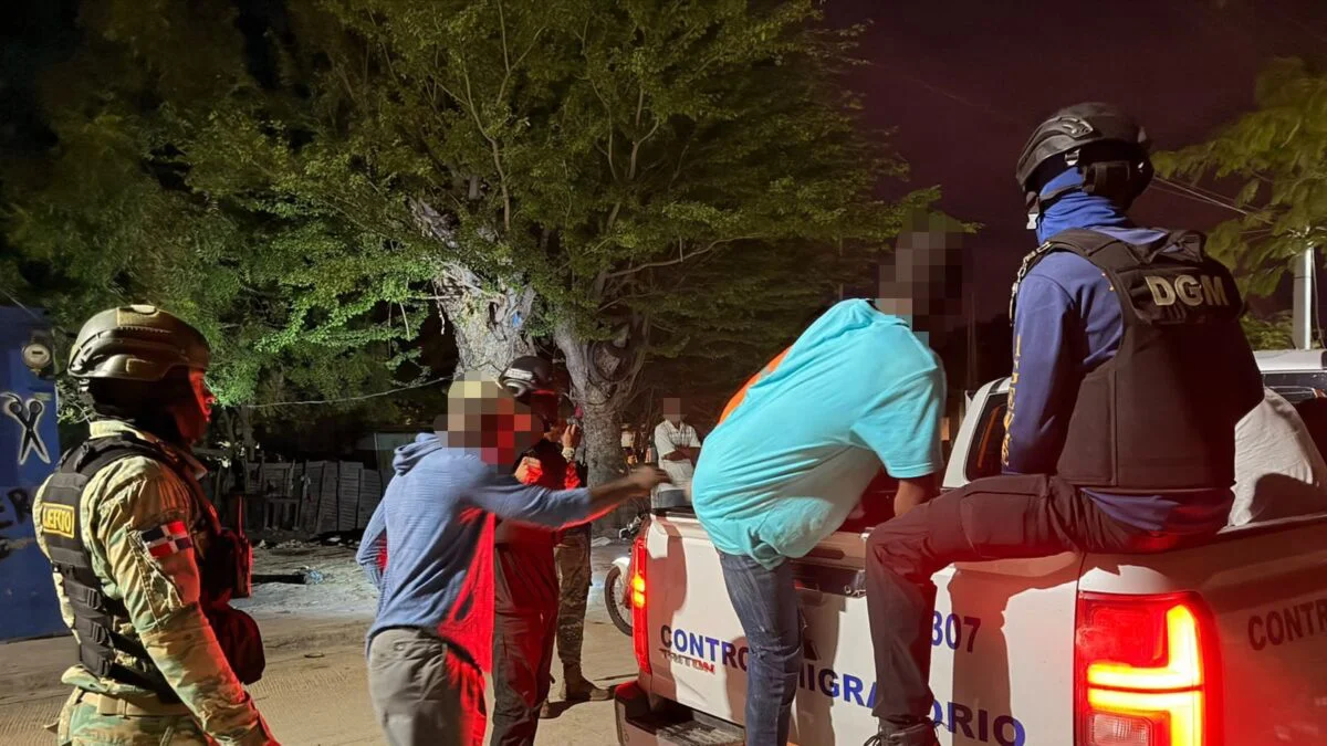 migracion-detiene-a-1371-extranjeros-indocumentados-el-cibao-concentra-el-47-20261022-152123-D4ZQ-1200x675