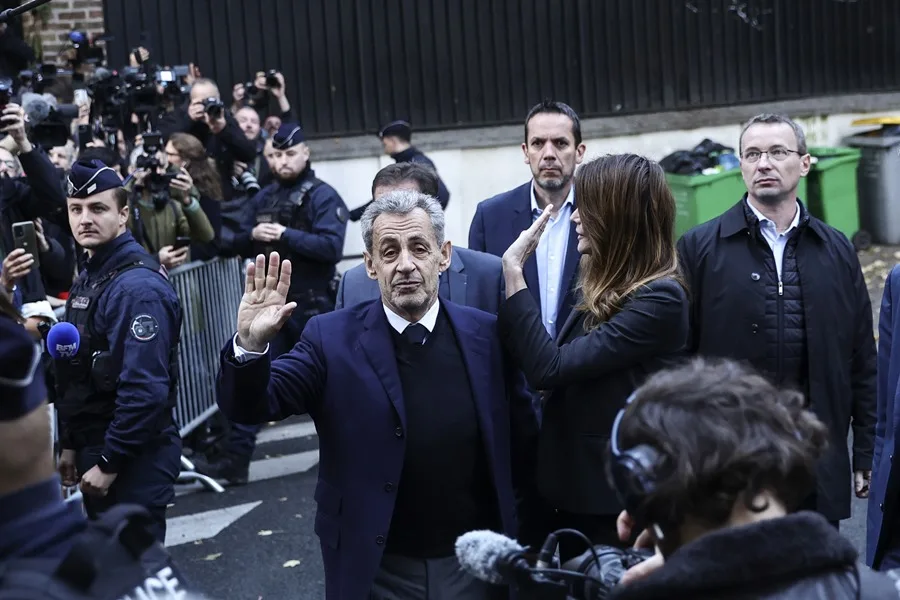 SARKOZY-SALUDO-1