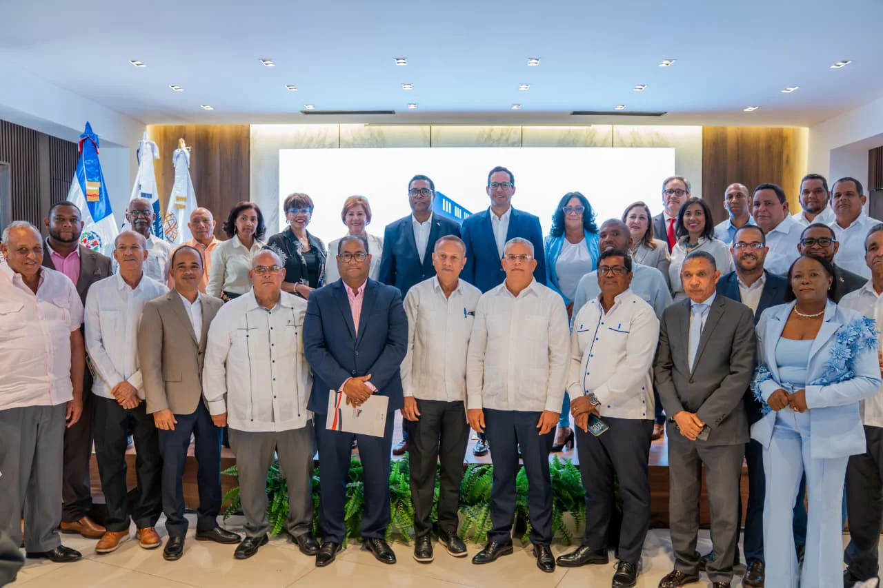 Victor-DAza-y-Sigmund-Freund-junto-a-personalidades-Foto-LMD
