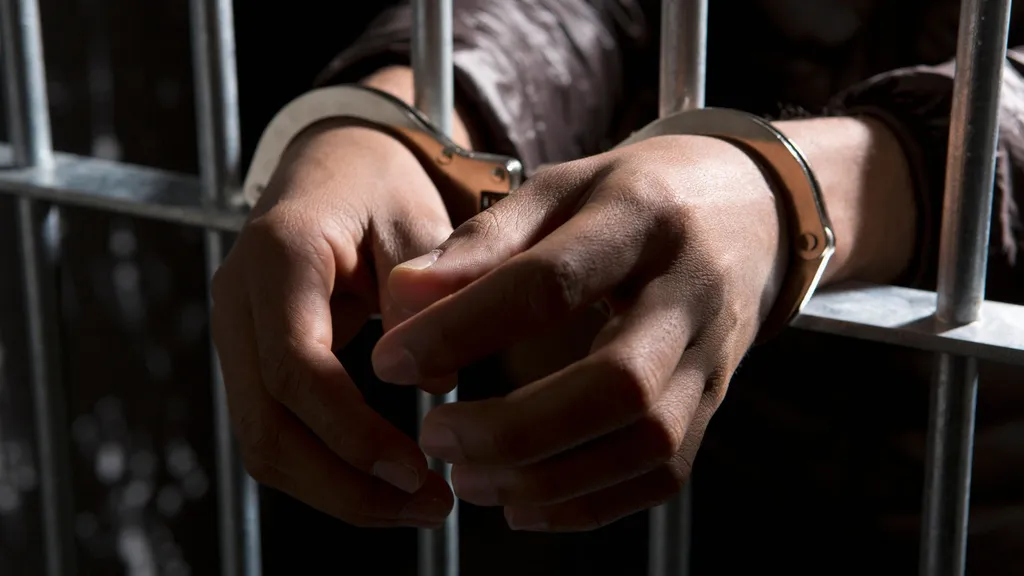 un-hombre-esposado-en-prision_7f58