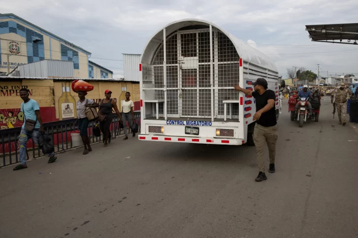 Ciudadanos-haitianos-son-deportados-en-Dajabon-4-728x485