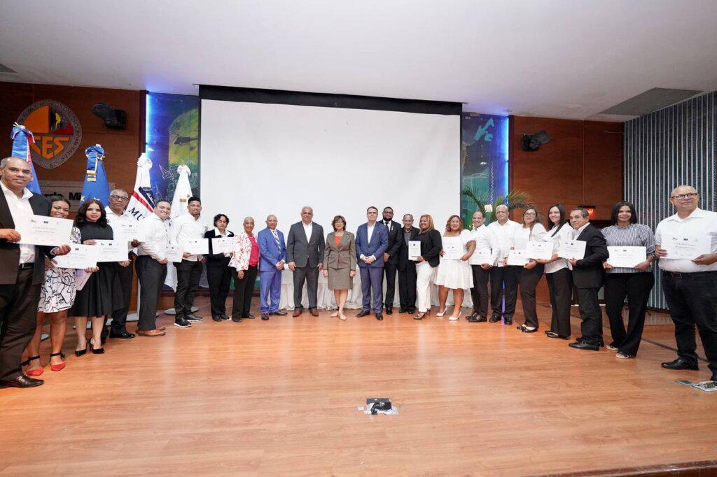 entrega-de-certificados-a-funcionarios-1024x682