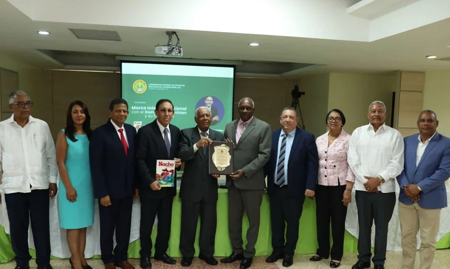 COOPNAMA-reconoce-trayectoria-y-aportes-del-medico-y-filantropo-Cruz-Jiminian-y-del-profesor-Melanio-Hernandez-autor-del-libro-Nacho-905x540