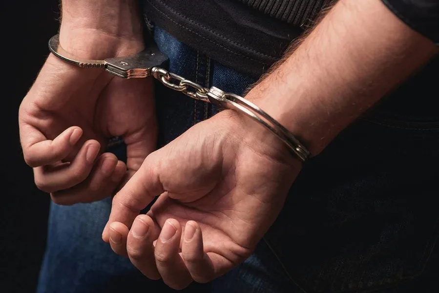 apresado-detenido-preso-esposado