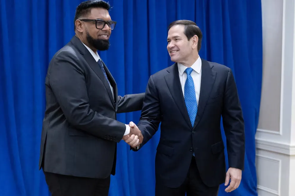 El-secretario-de-Estado-de-Estados-Unidos-Marco-Rubio-estrecha-la-mano-de-Irfaan-Ali-presidente-de-Guyana