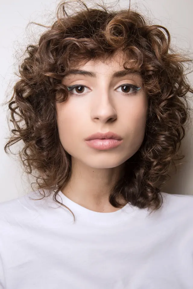 corte-de-pelo-de-modelo-durante-pasarela-de-la-renta