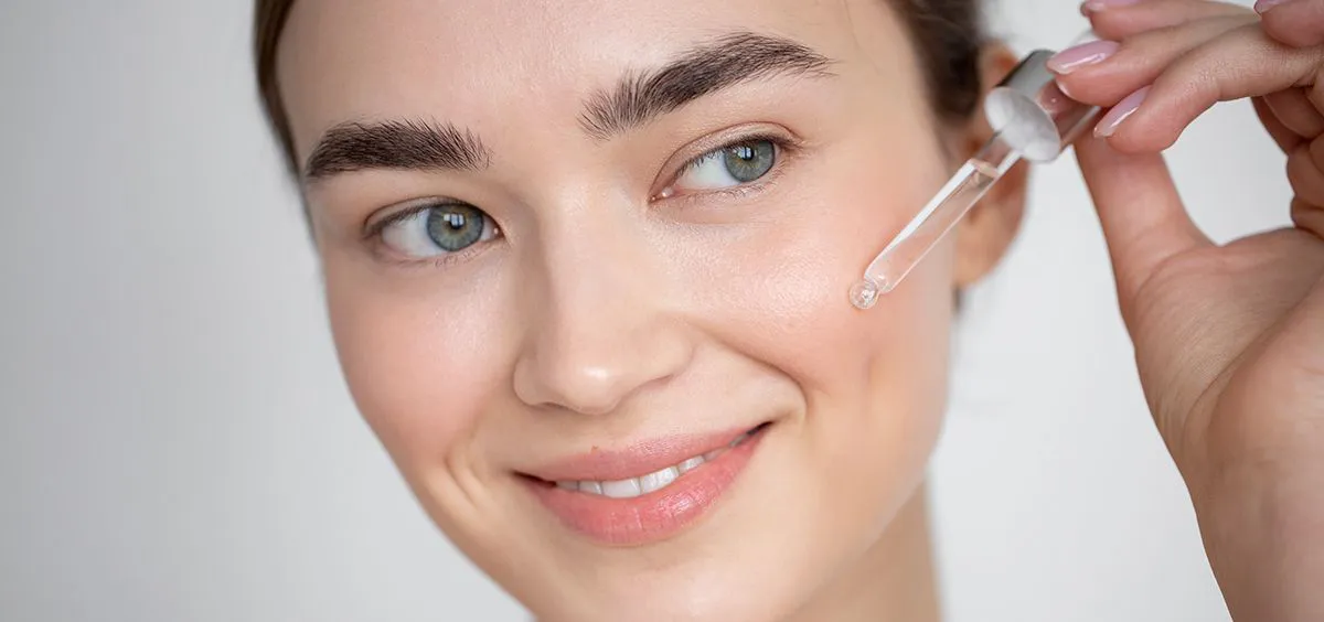 mujer-aplicandose-serum-facial-foto-freepik