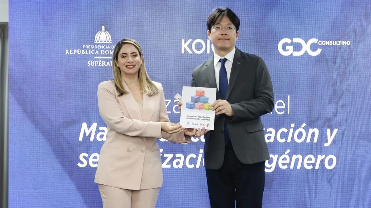 Gloria Reyes y Joonsung Park, director de KOICA en República Dominicana, presentan ejemplar del Manual de Capacitación y Sensibilización en Género (1)