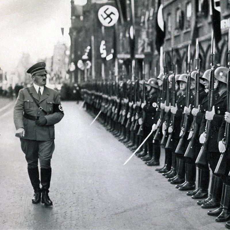 hitler-pasando-revista-a-las-tropas-alemanas_eae37c67_800x800