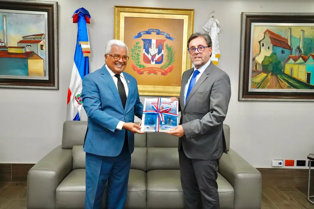 🤝 Nuestro director general, Dr. Rafael A. Burgos Gómez, recibió en su despacho al embajador de