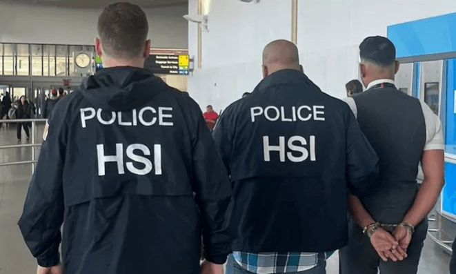 auxiliares-de-vuelos-acusados-de-contrabando-de-dinero-de-ny-a-rd-focus-0-0-896-504