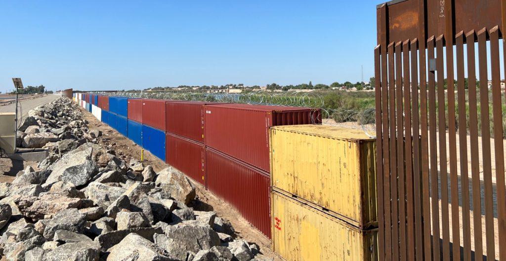 muro-fronterizo-contenedores-migrantes-1024x529