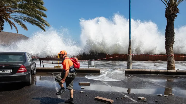 ayuntamiento-tuineje-fuerteventura-visto-obligado-cerrar-avenida-gran-tarajal-intensidad-viento-embates-mar_98-768x430