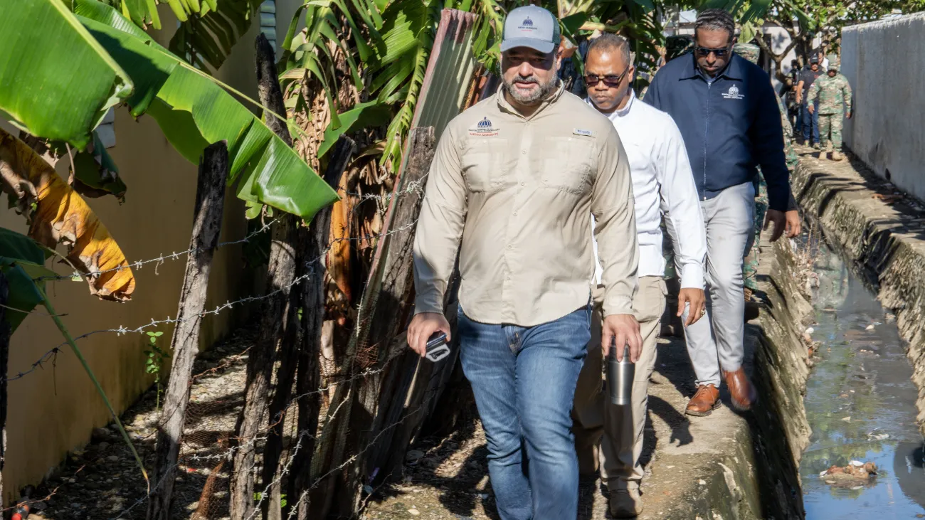 2. Durante recorrido de inspección por área protegida de la bahía Luperón