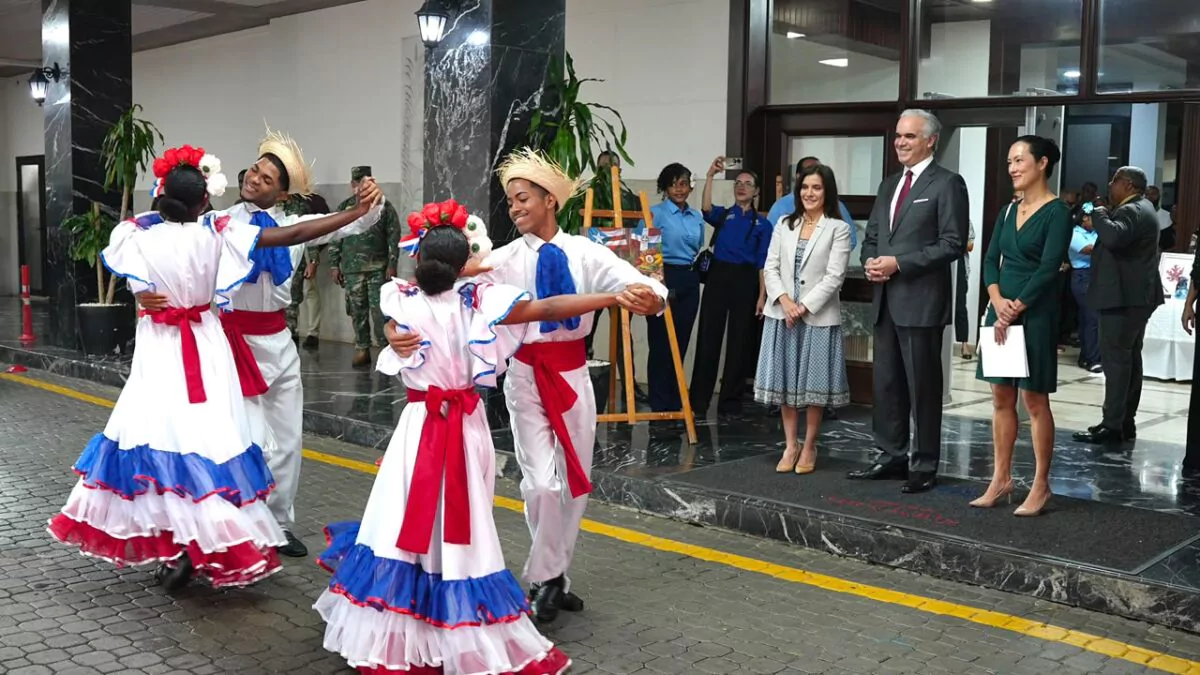 ministro-de-educacion-recibe-visita-de-embajadora-de-estados-unidos-y-abordan-ar-20260918-185325-fU8i-1200x675