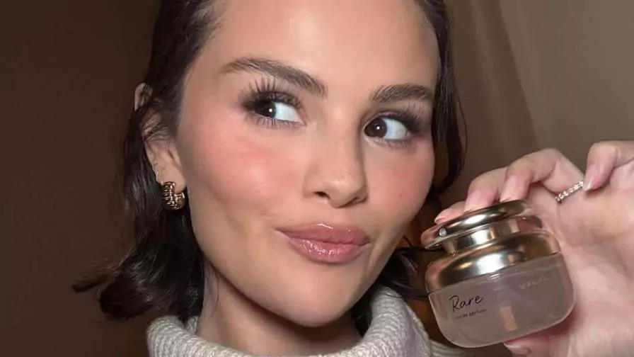 perfume-selena-37bf9855-focus-0.07-0.26-896-504