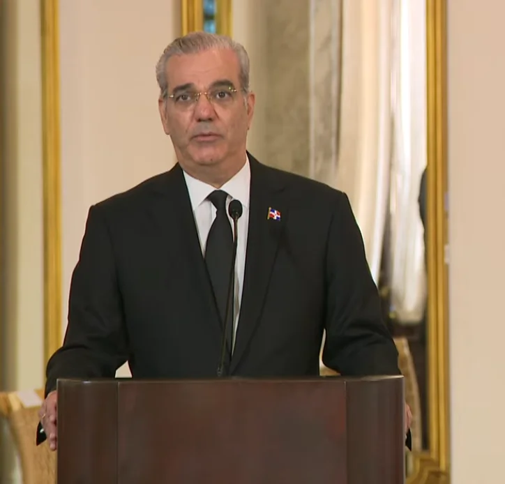 Luis-Abinader-durante-jornada-de-oracion--724x694