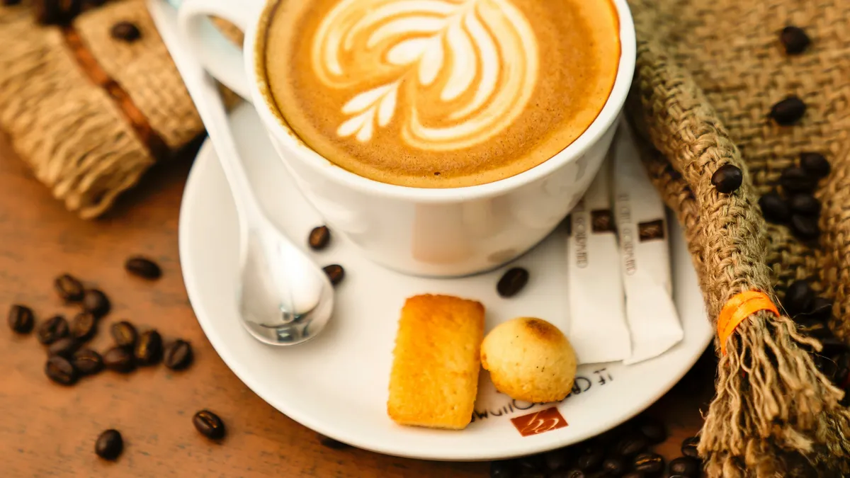 taza-cafe-motivo-plato-unsplash_fea1