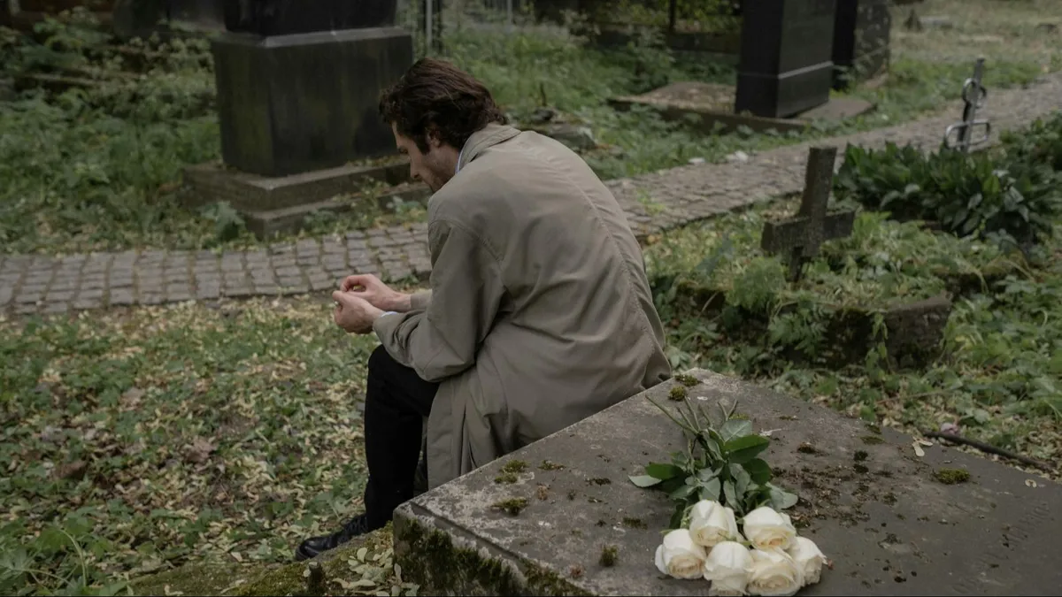 un-hombre-en-un-cementario_8b94