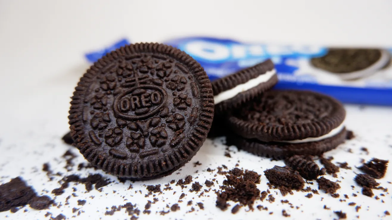 Un-hombre-creo-la-hamburguesa-mas-polemica-carne-queso-y-galletas-Oreo-shutterstock_2304628865