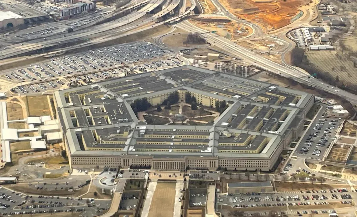 Vista-aerea-del-Pentagono-a-traves-de-la-ventana-de-un-avion-en-Washington-1140x694