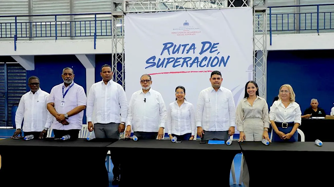 Siria Frías, subdirectora de Superación de la Pobreza, junto a Augusto de los Santos, director del Siuben; Modesto Guzmán, director de la Dirección General de Desarrollo de la Comunidad y autoridades presentes