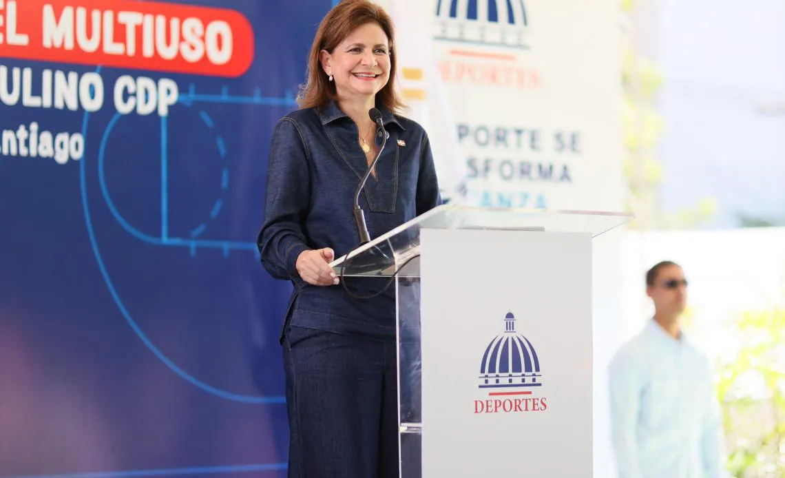Raquel-Pena-en-acto-de-remozamientos-en-Santiago-1140x694
