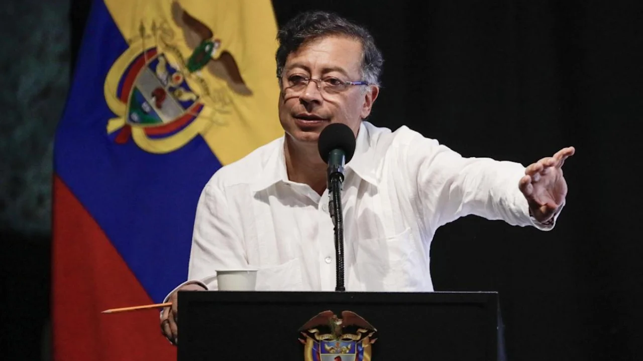 petro-denuncia-una-dictadura-en-ecuador-tras-la-detencion-de-la-correista-luis-20261022-144801-ASzL