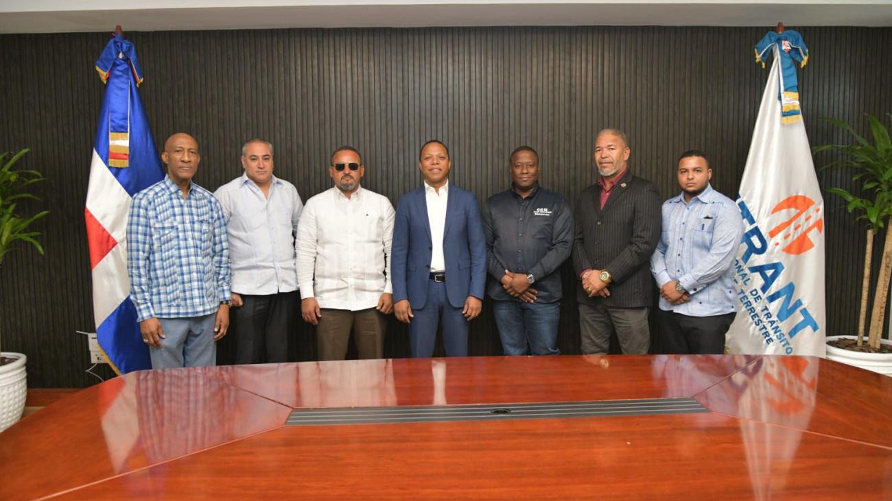 Milton Morrison junto a Alfredo Pulinario (Tito) y otros miembros de Mochotran