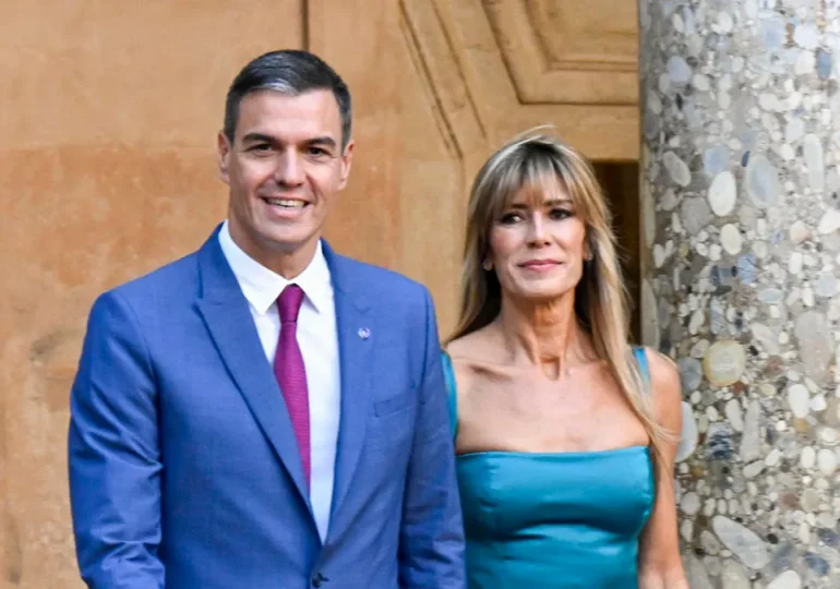 pedro-sanchez-acompanado-de-su-esposa-begona-gomez-770x540