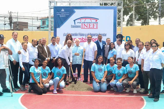 PIE DE FOTO TECHADO LOS MINA 1 El director ejecutivo del Instituto Nacional de Eduación Física (INEFI), Alberto Rodríguez Mella, junto a varios funcionarios y técnicos en la Escuela San Vicente de Paúl, en Los Mi