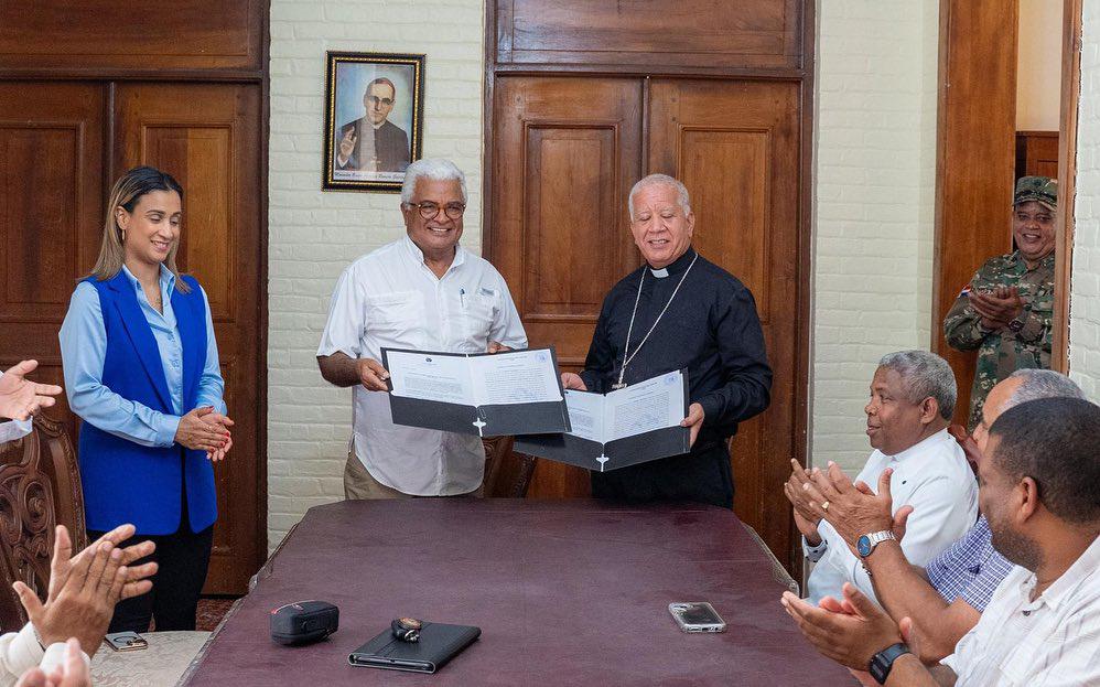 El Gobierno formaliza traspaso terrenos del Estado a Obispado de Barahona.Barahona RD.-El gobierno, a través de La Dirección General de Bienes Nacionales y del Consejo Estatal del Azúcar, formalizó el traspaso de
