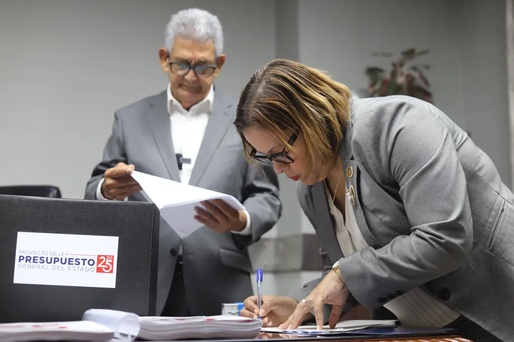 José Rijo entrega proyecto PGE en el Congreso
