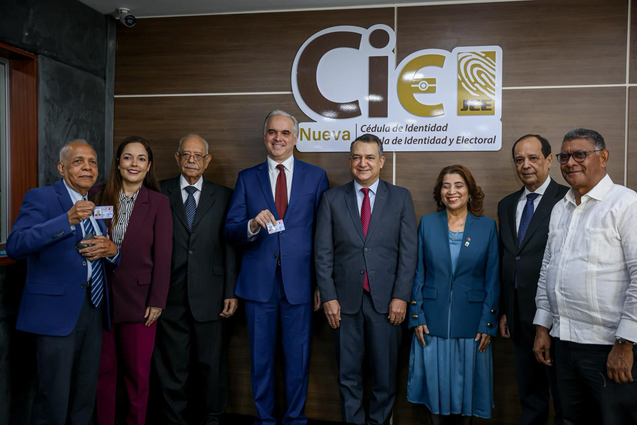 En-el-centro-Luis-Miguel-De-Camps-y-Roman-Jaquez-Liranzo-junto-a-miembros-del-PRSD-Foto-PRSD