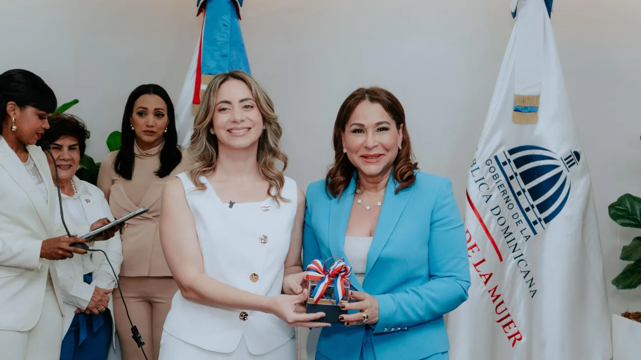 Gloria Reyes, ministra de la Mujer, y Mayra Jiménez, directora de Desarrollo Social Supérate.