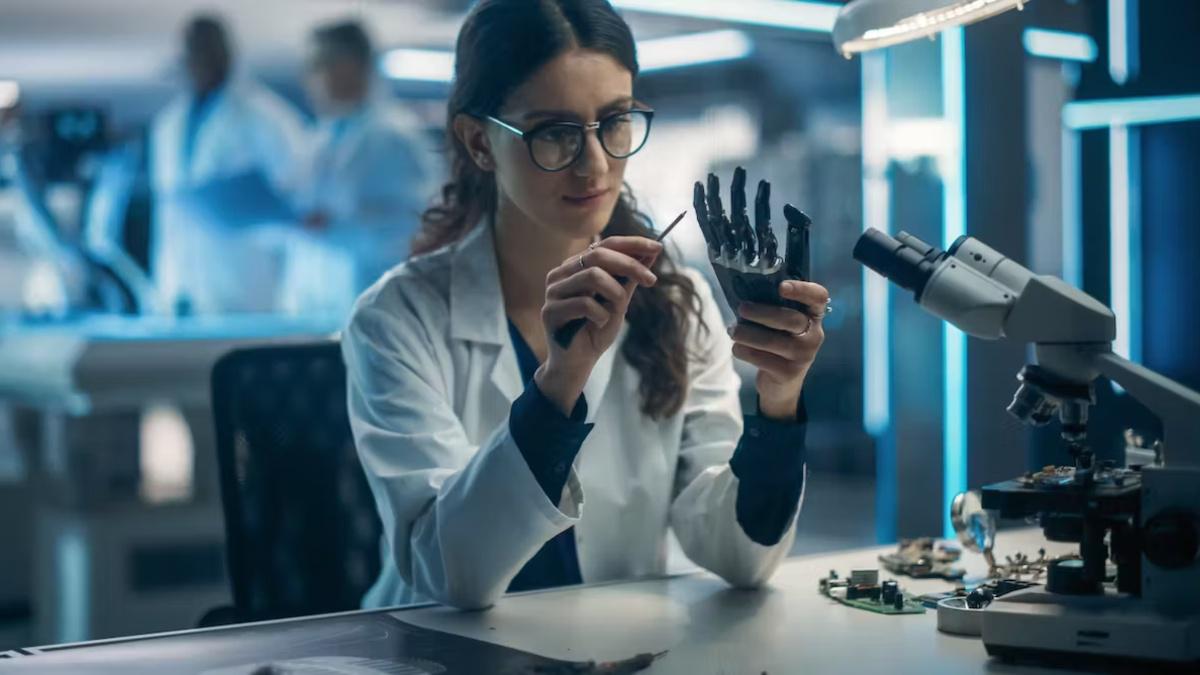 paridad_laboral_cientifica_invento_robotica_inventora_shutterstock.jpg_554688468