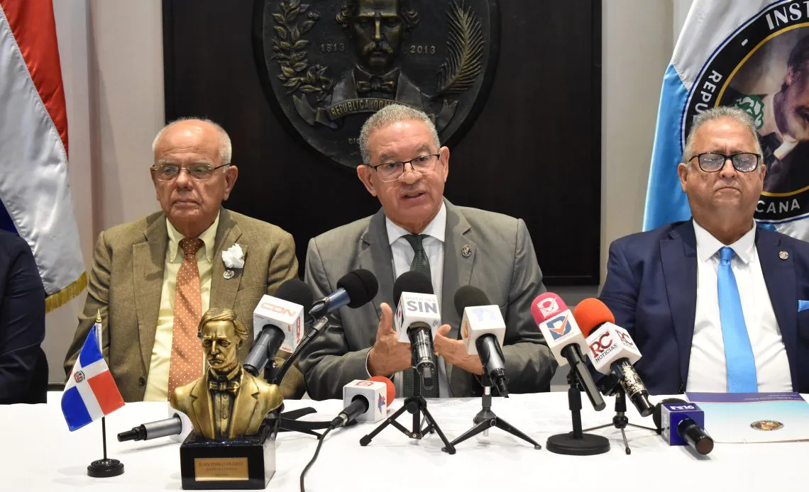 Foto-1-Wilson-Gomez-en-el-centro-Julio-Rodriguez-y-Pilia-Moreno-1140x694