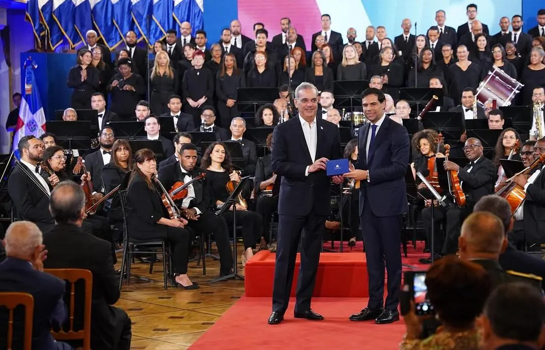 Presidente-Abinader-y-el-ministro-de-Cultura-Roberto-Angel-Salcedo-1080x694