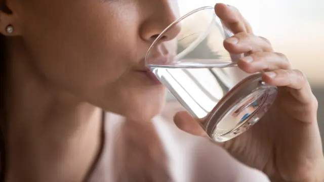 beber-agua-en-ayunas-es-un-estupendo-habito-saludable