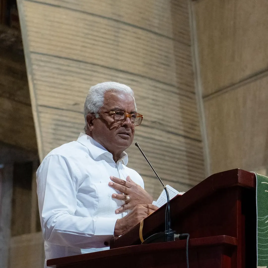 Acción de Gracias en la Basílica de Higüey   Este domingo, en una solemne eucaristía encabezada por monseñor Jesús Castro Marte, rendimos homenaje a Nuestra Señora de La Altagracia, agradeciendo por los logr (2)
