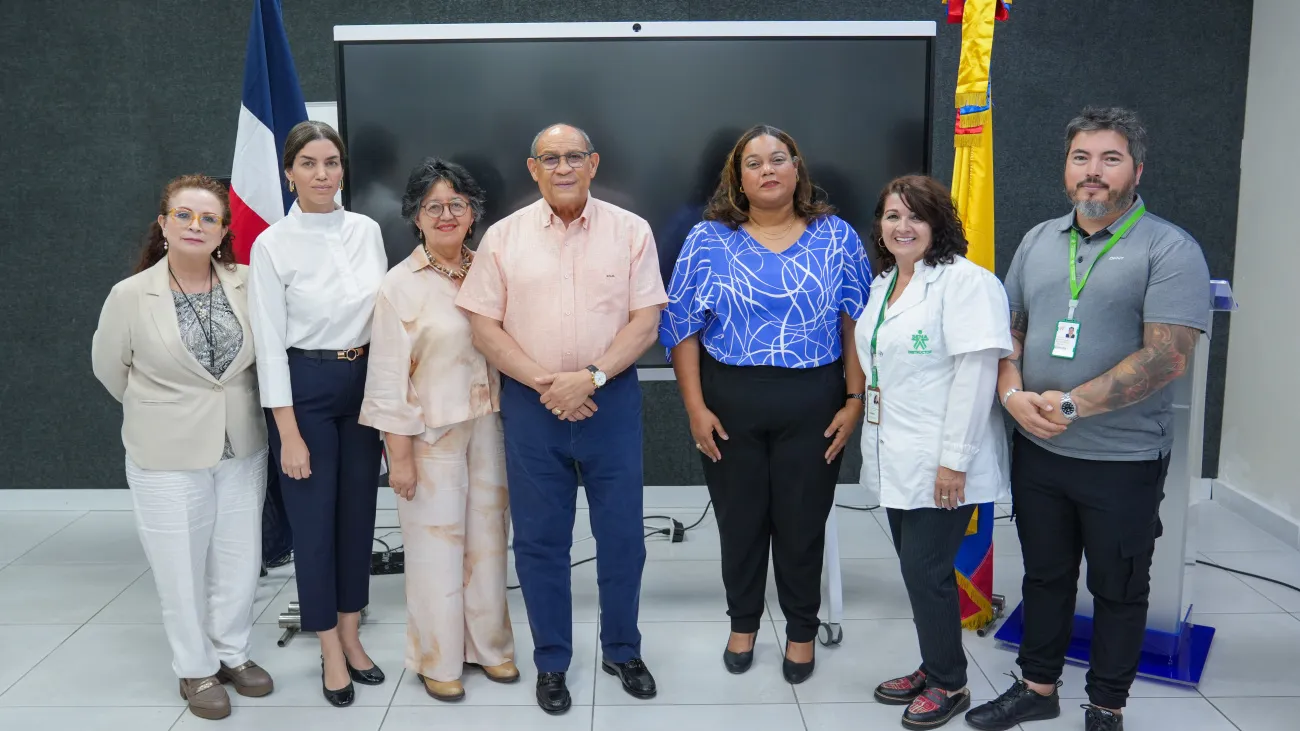 Rafael Santos Badía director general del INFOTEP junto a la delegacion del CENA encabezada por María Inés Amézquita Camacho